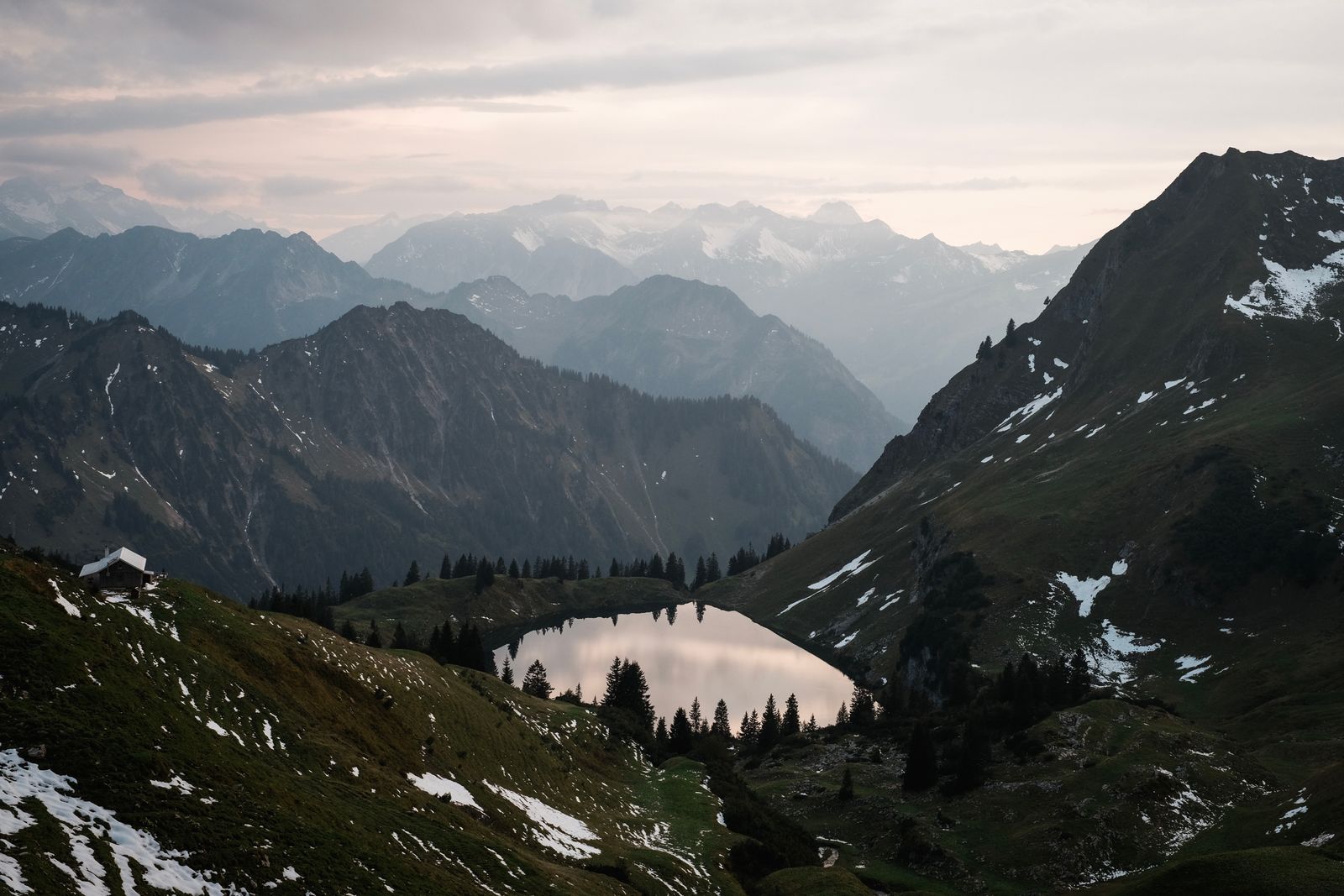 Alpensee-Panorama in der Abenddämmerung