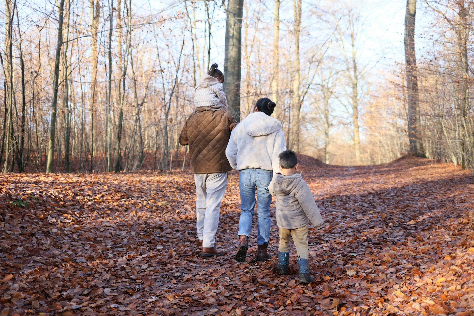 Kinder unterwegs im Wald