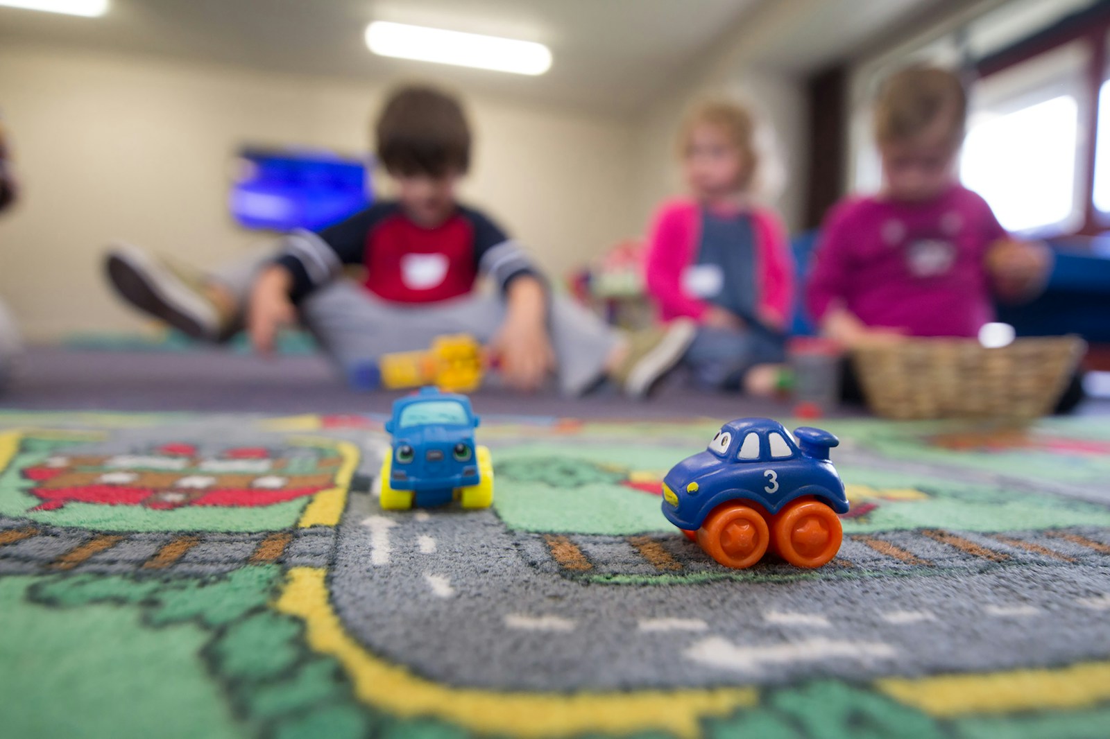 Kinder spielen auf dem Spielteppich