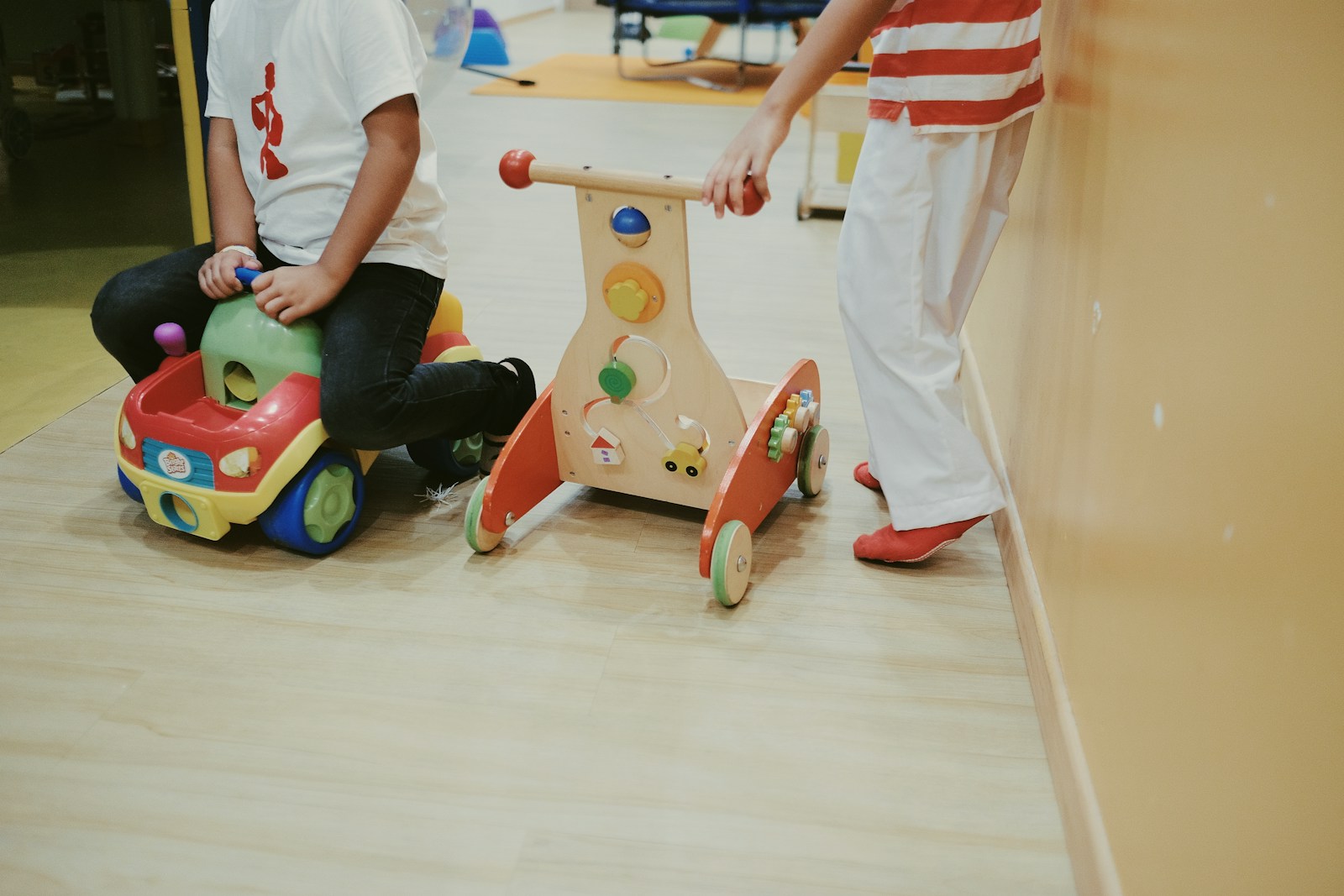 Spielzimmer mit Holzspielzeug